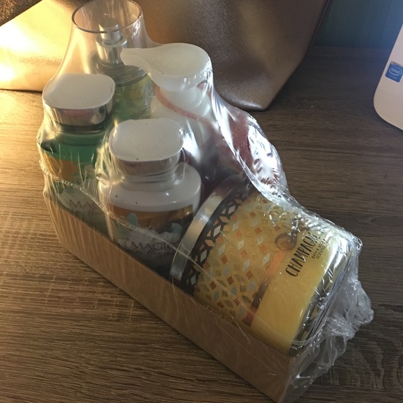🌼NWT Bath & Body works collection - Picture 2 of 2