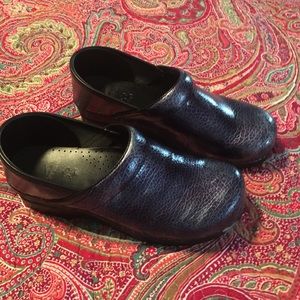 Dansko size 41. Blue pebble texture.