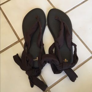 Sanuk yoga slinged up sandals Sz 8