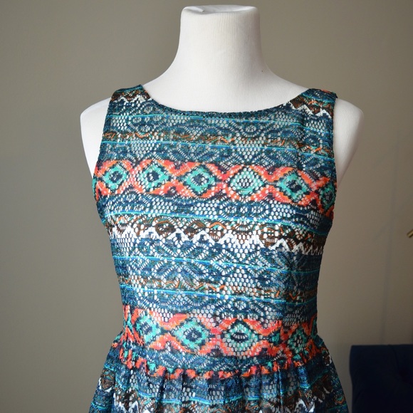 DONATED | Patterned lace dress - Picture 2 of 3