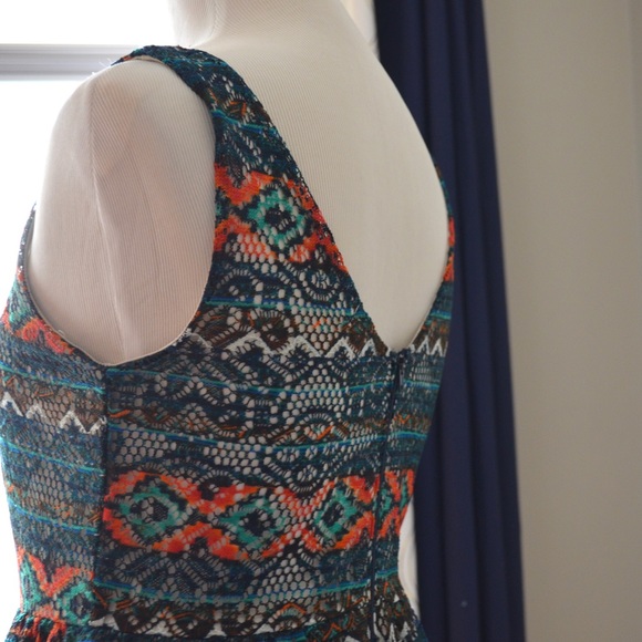 DONATED | Patterned lace dress - Picture 3 of 3