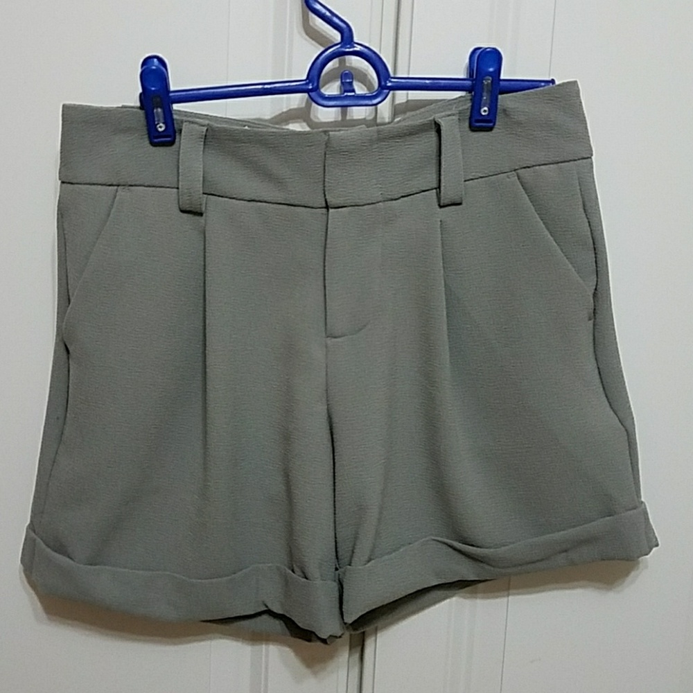 Womens dress shorts sz 6 NWT