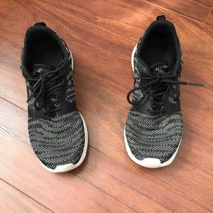 Black and white nike Roshes