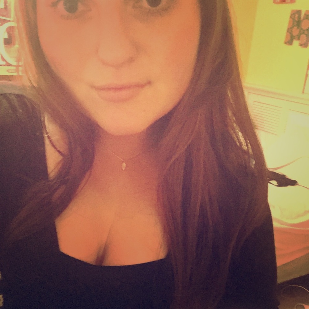 Meet your Posher, Jessica. ACCEPTING ALL OFFERS!!!