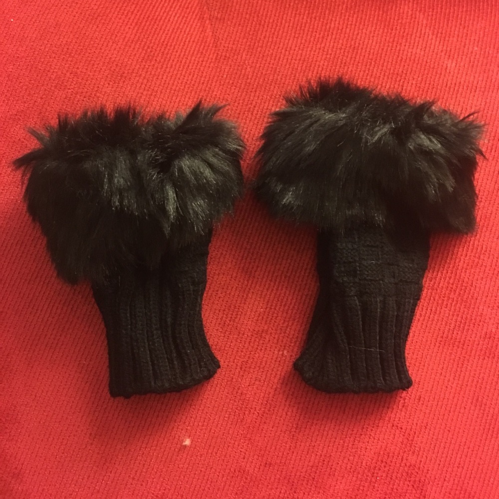 NEW! Black fingerless gloves with fur!