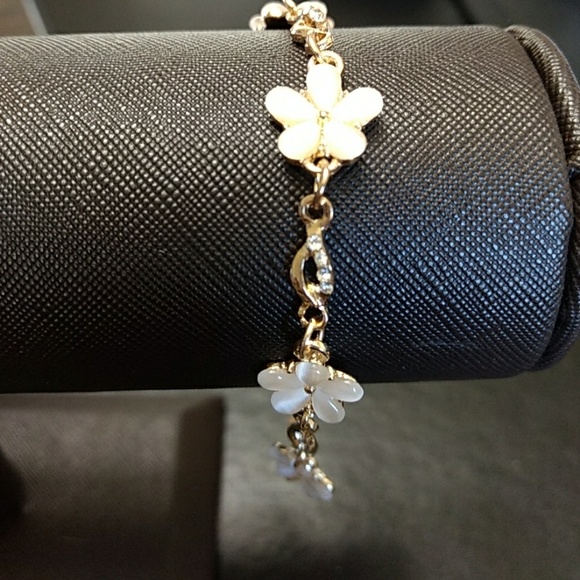 Jewelry - *Sale* Gold tone bracelet with cream flowers