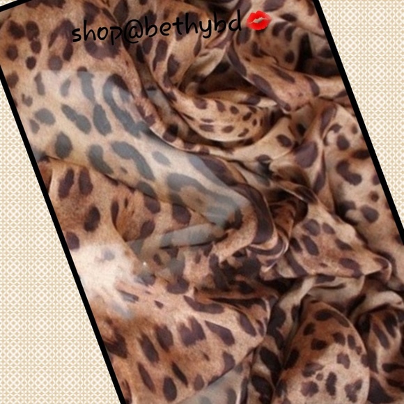 👉LAST 1💃🏼🌷 Silky Leopard Print Scarf 🎉HP🎉 - Picture 3 of 3
