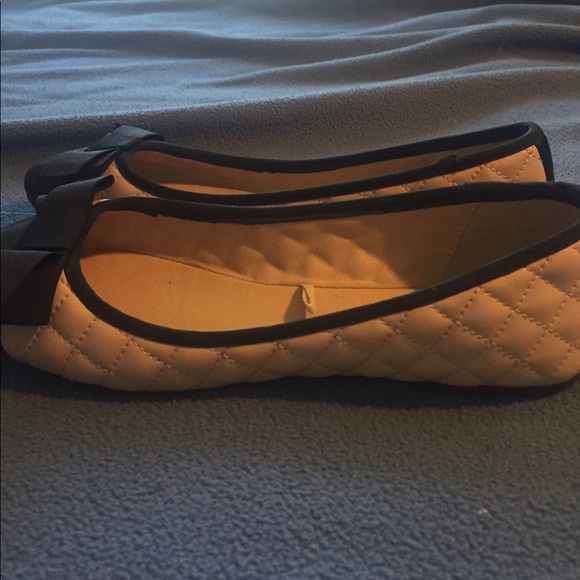 Beige and black quilted bow flats - Picture 2 of 3