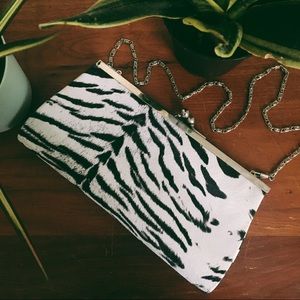 ✨F R E E ✨| Zebra Printed Texturized Clutch ✨