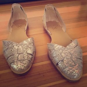 VINCE CAMUTO snakeskin silver flats! Size 7.5!