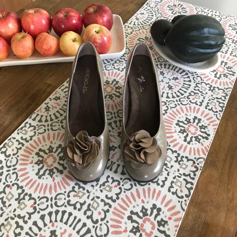 Aerosoles Size 7.5 Tan Patent Leather Wedge Shoe