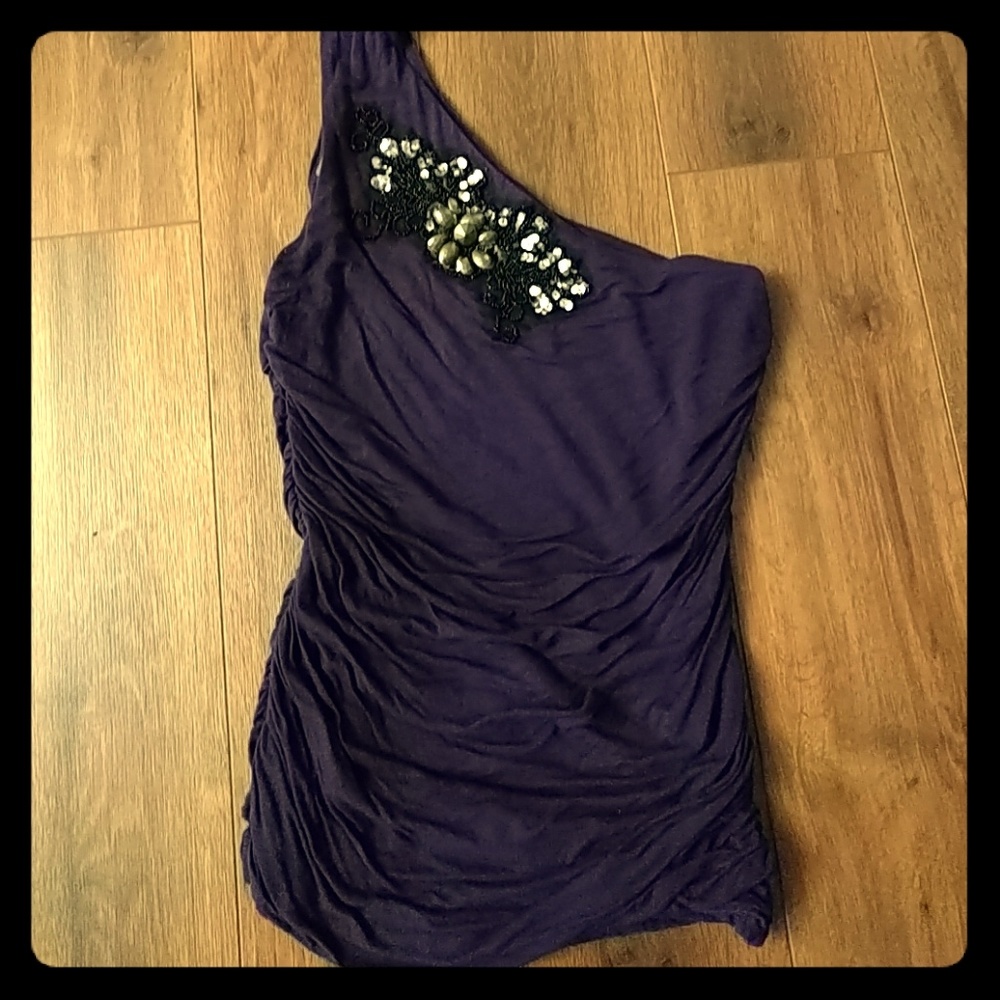 One shoulder shirt