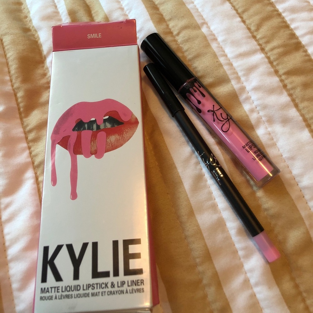 MATTE LIQUID LIPSTICK & LIP LINER. COLOR:SMILE