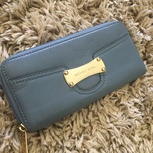 Michael Kors wallet 💙