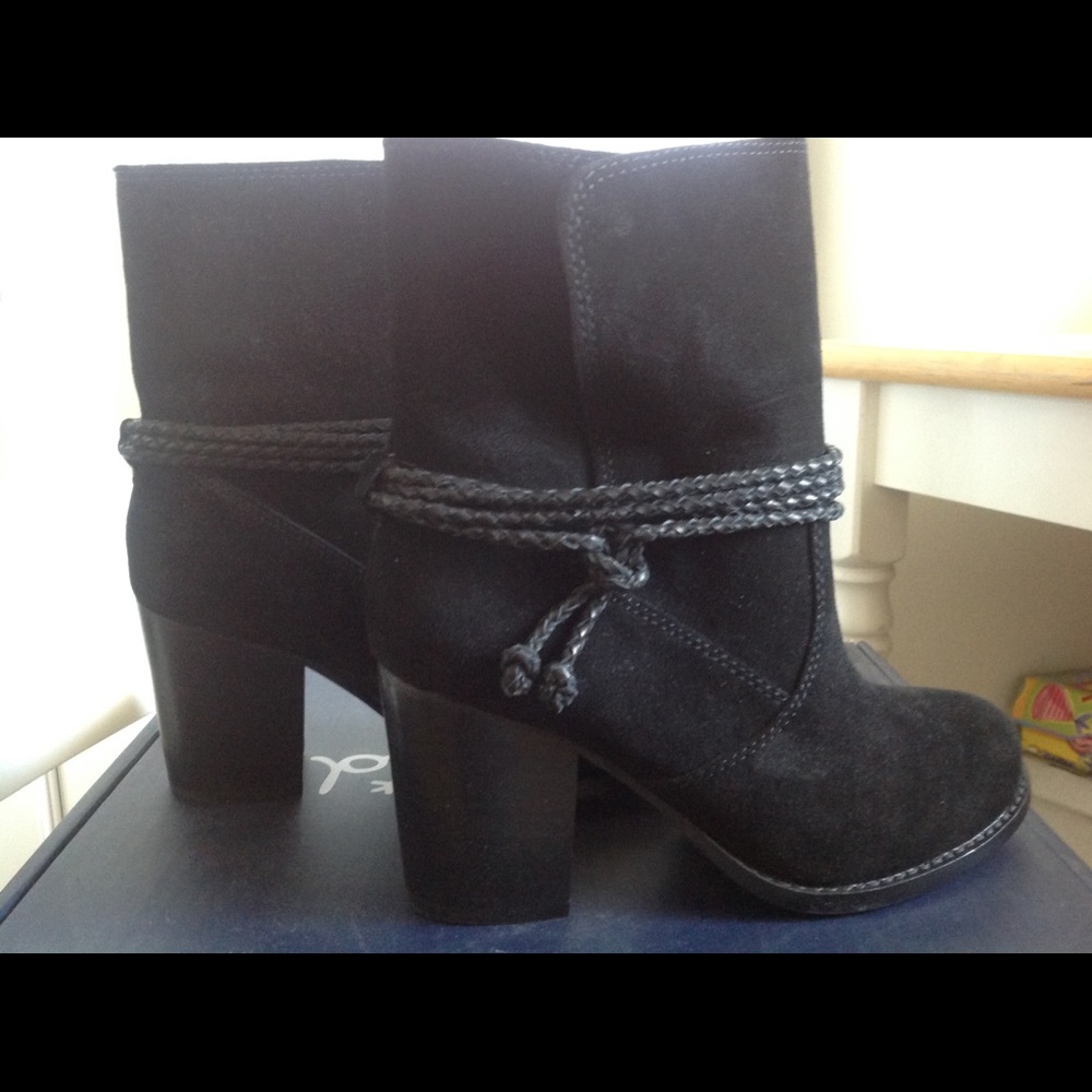 Black suede Ankle boot.
