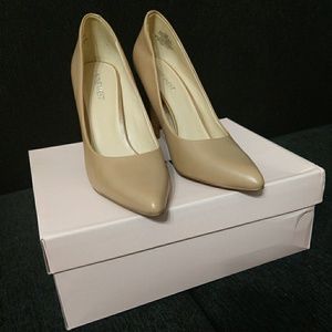Taupe pointed closed toe heel.