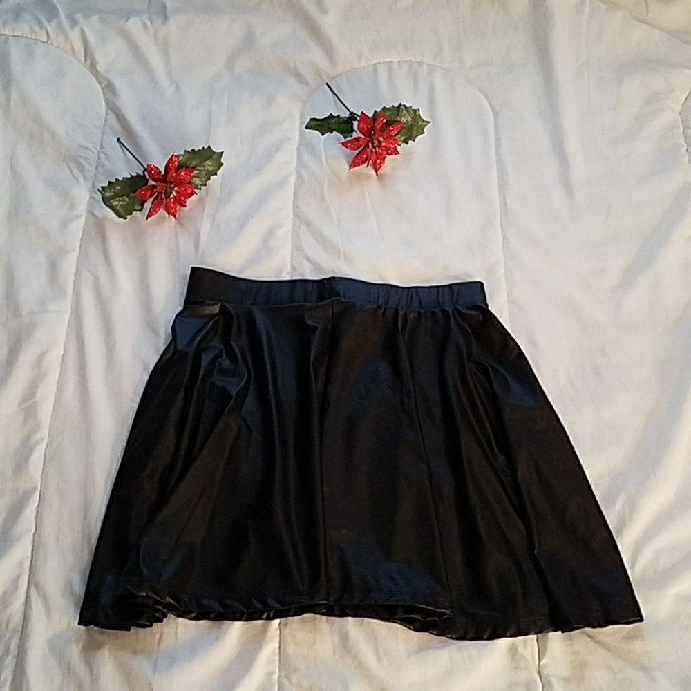 Cute mini black skirt