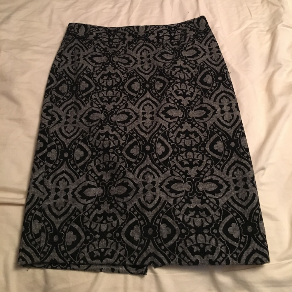 Ann Taylor Black and Grey Printed Skirt, size 0.