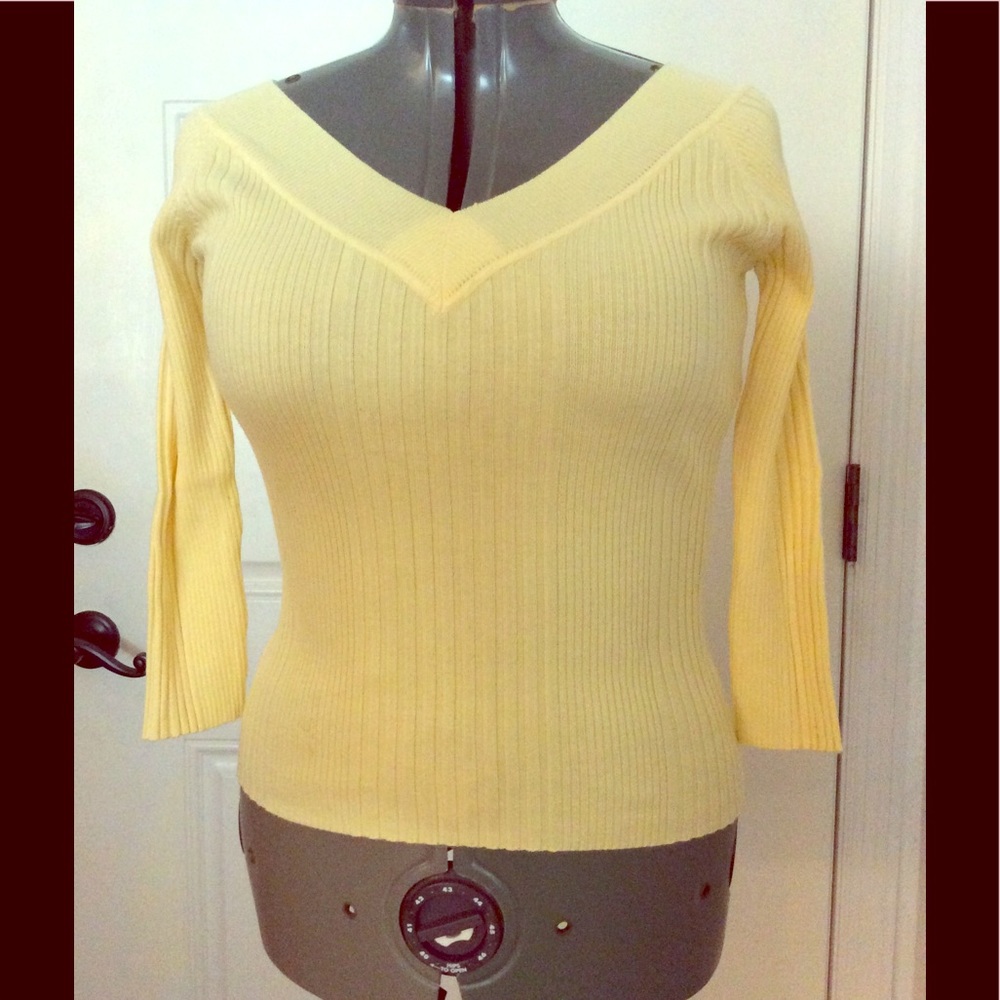 Yellow three-quarter sleeve sweater.