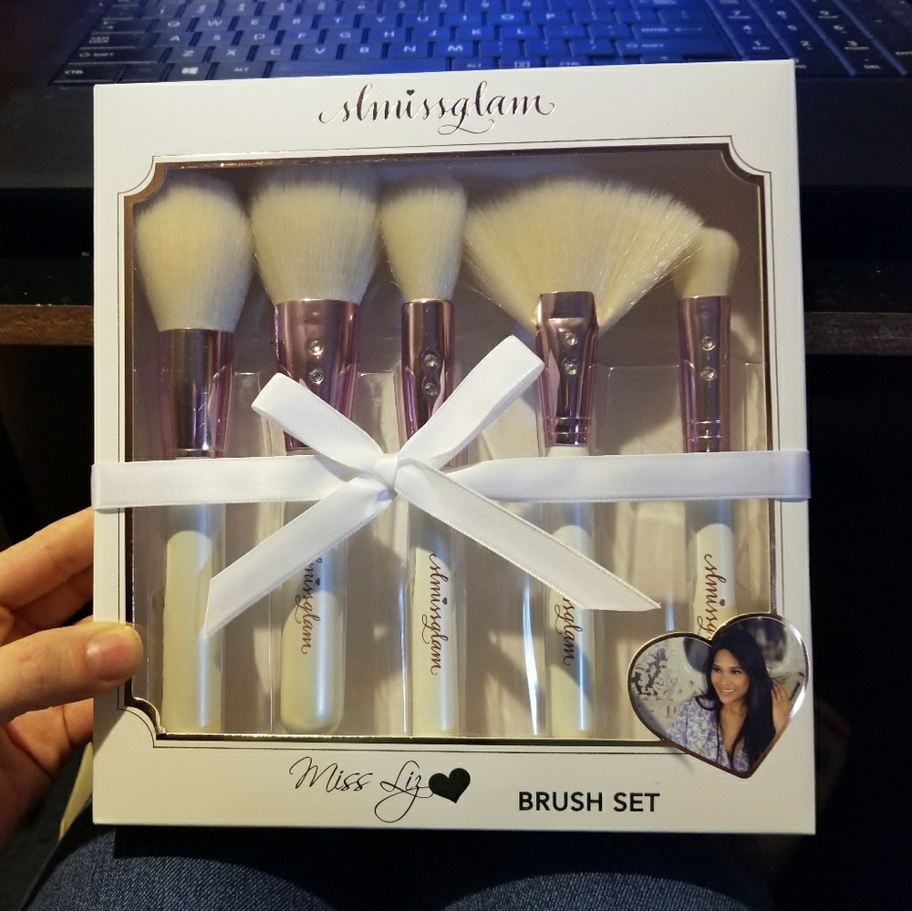 Slmissglam brush set. On hold for Kaybreeze.
