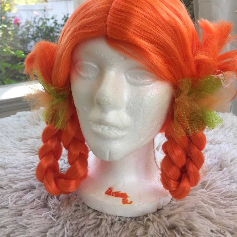 EUC Child’s orange braided wig.