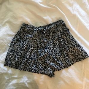 B&W Floral Daisy Lounge Shorts size Medium