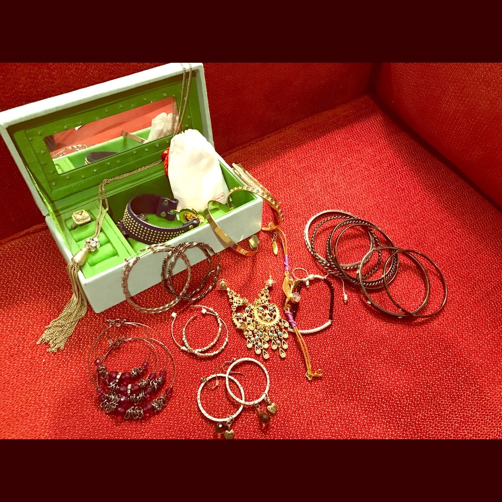 💍😍Jewelry Bundle with box included!!!