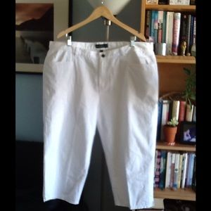 LIKE NEW WHITE RALPH LAUREN CAPRIS.