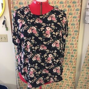 Black floral tee/blouse. Women’s 2x