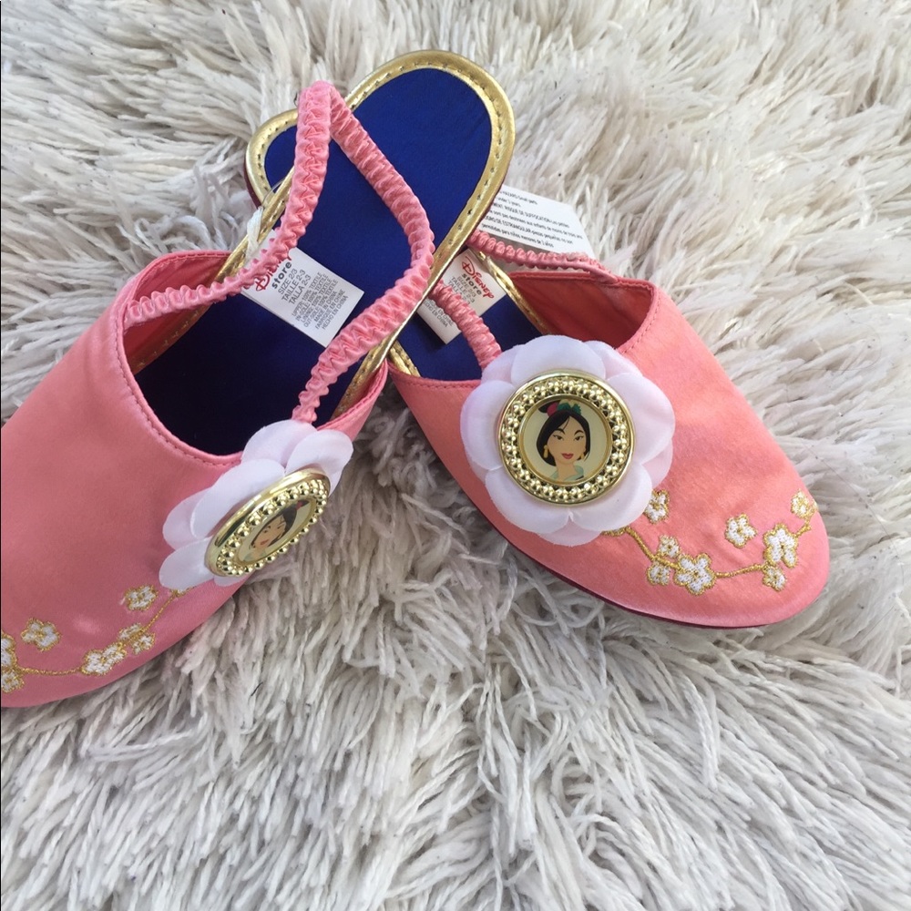 Rare Disney Mulan Slippers in girls size 2/3, NWT