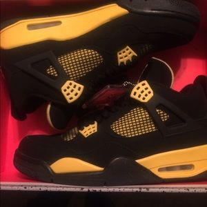 Jordan thunder 4's