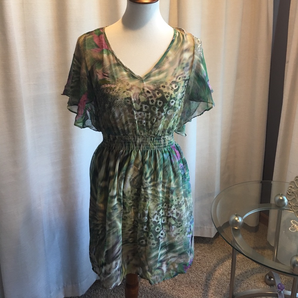 Cute v neck dress.