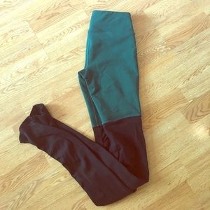 Flattering ALO Goddess Leggings in Green/Black