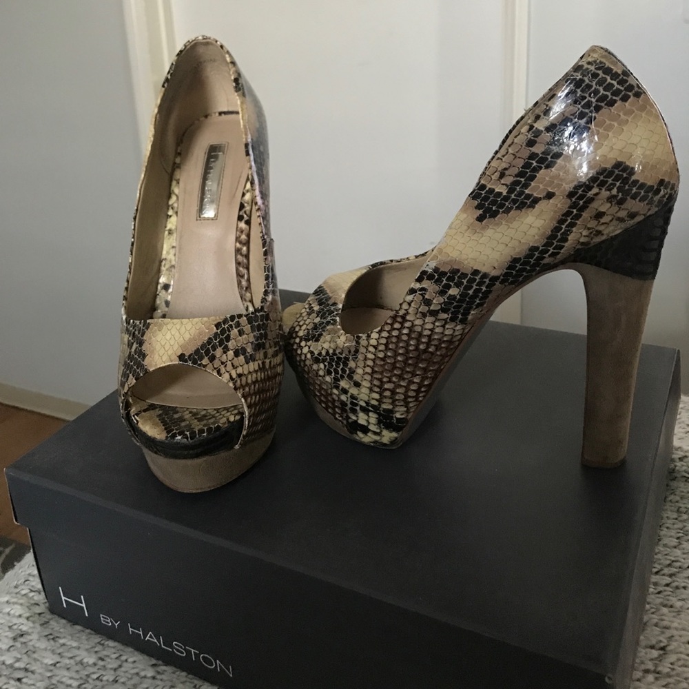 H by Halston Blaine Tan Classic Boa