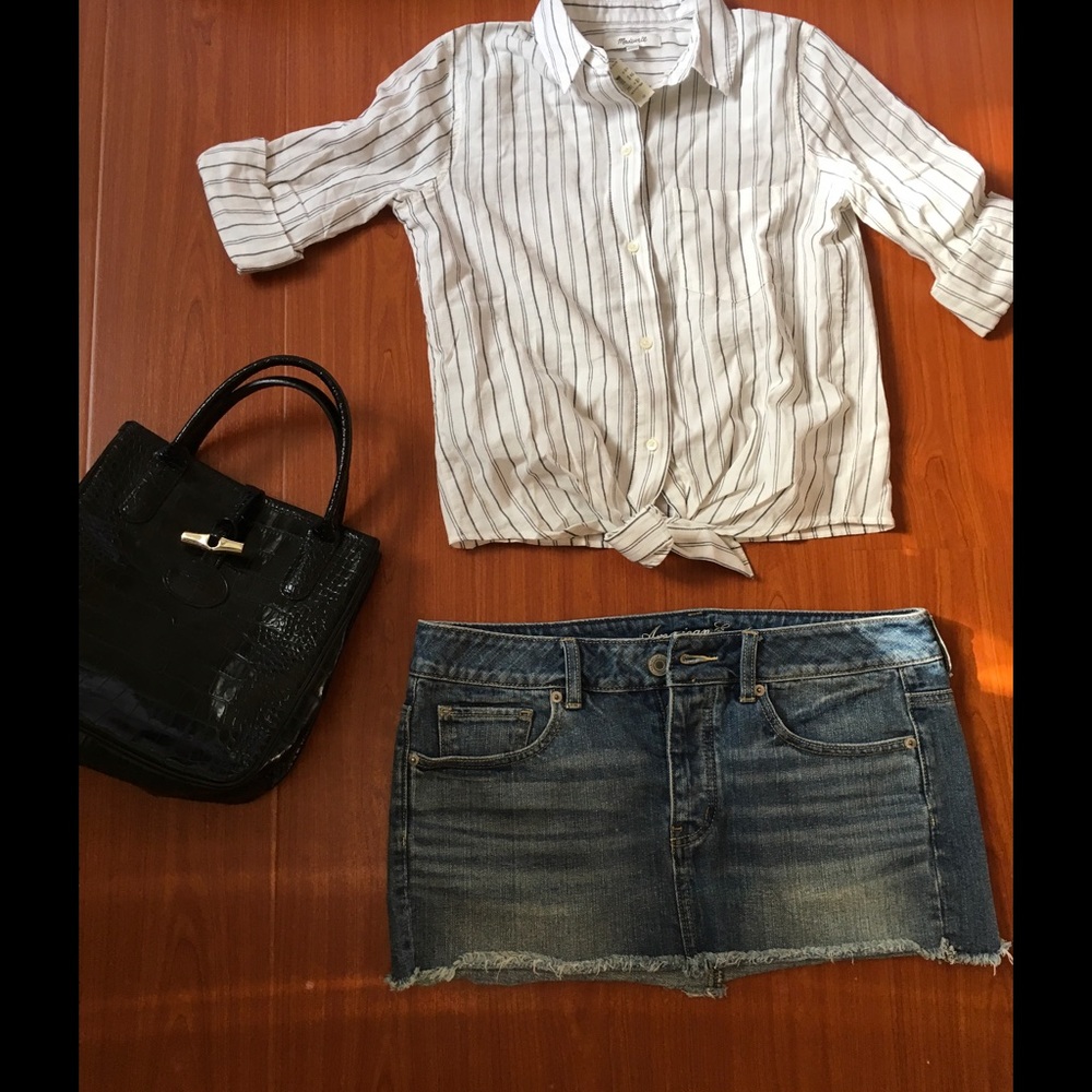 Super cute American Eagle short jean skirt