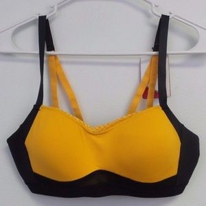 New Moving Comfort Fineform Sports Bra Size M New Moving Comfort Fineform Sports Bra Size M