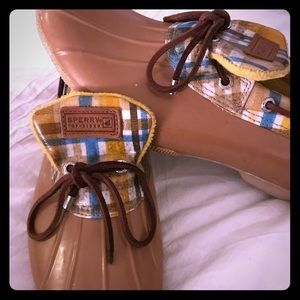 Women's Sperry light tan plaid duck shoe.