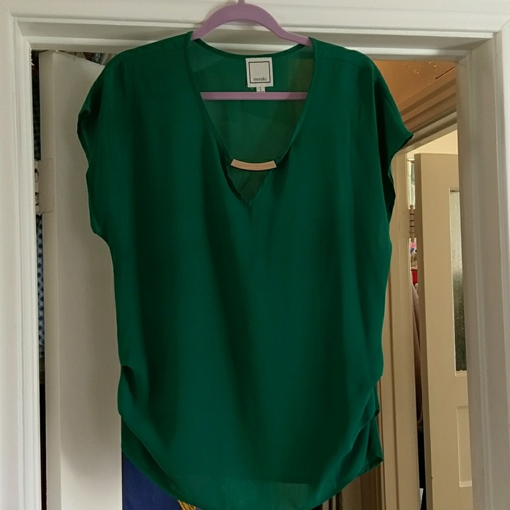 Meraki blouse sleeveless with gold front