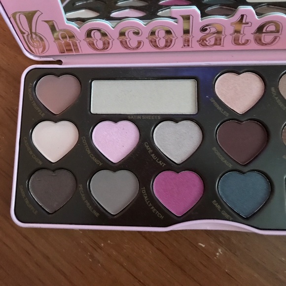 Too faced chocolate palette - Picture 3 of 4