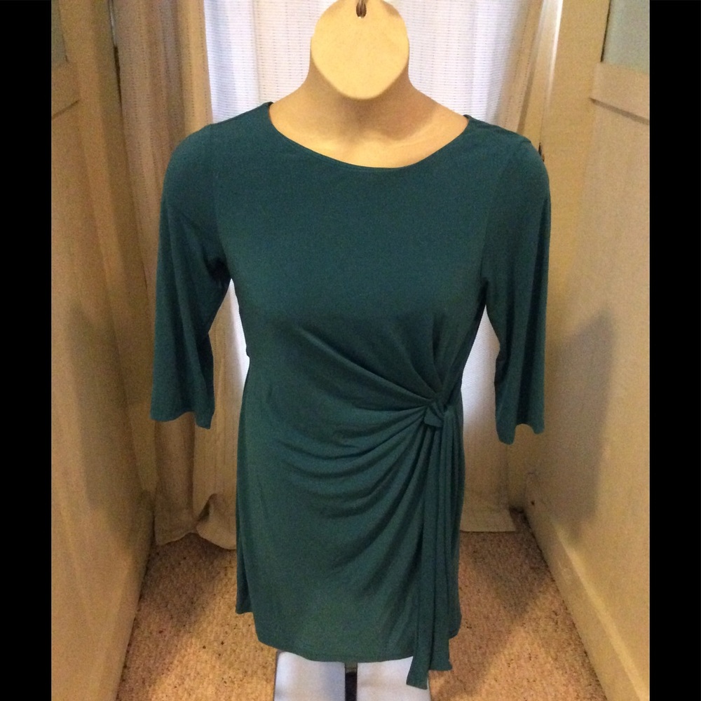 Blue quarter-length sleeved dress with accent