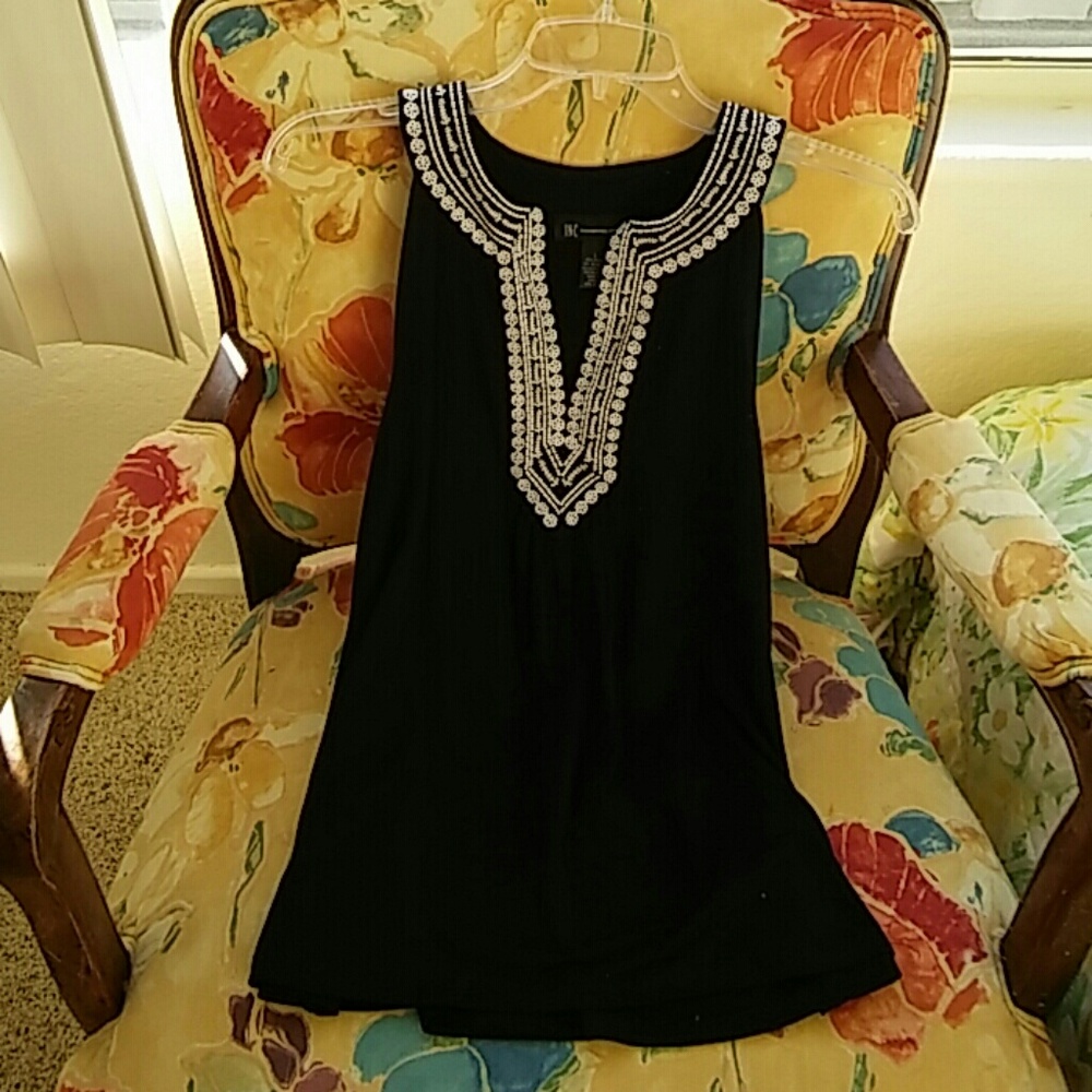 INC-Sleeveless top w white embroidery detail Large