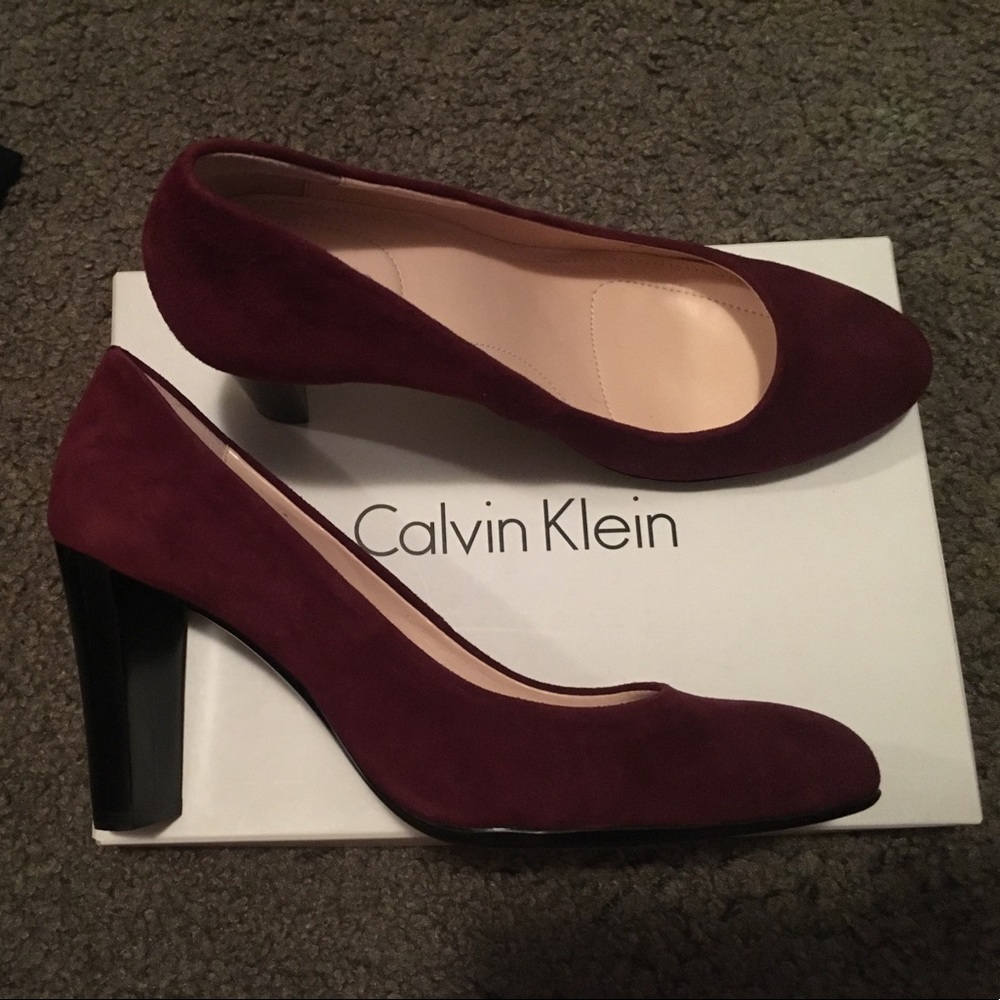 Calvin Klein "Olive" burgundy suede - Picture 2 of 7