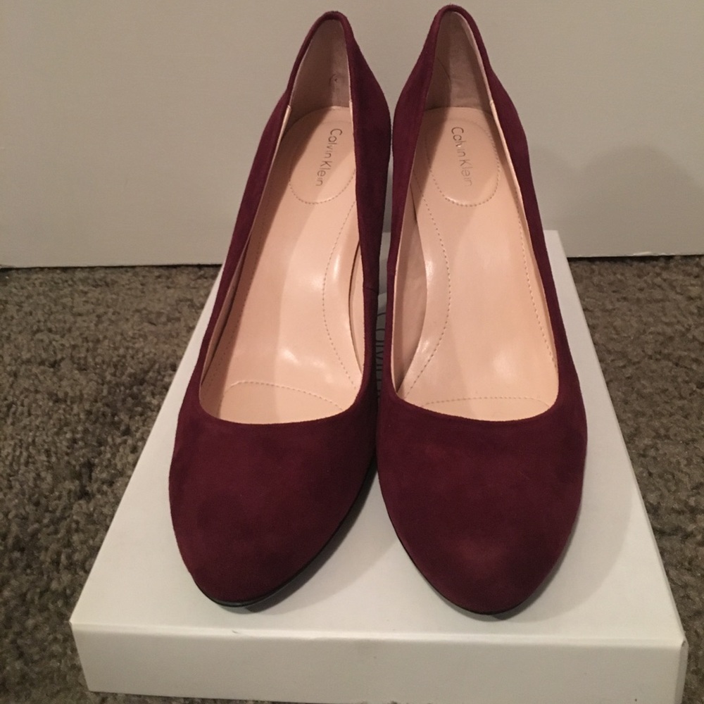Calvin Klein "Olive" burgundy suede - Picture 5 of 7