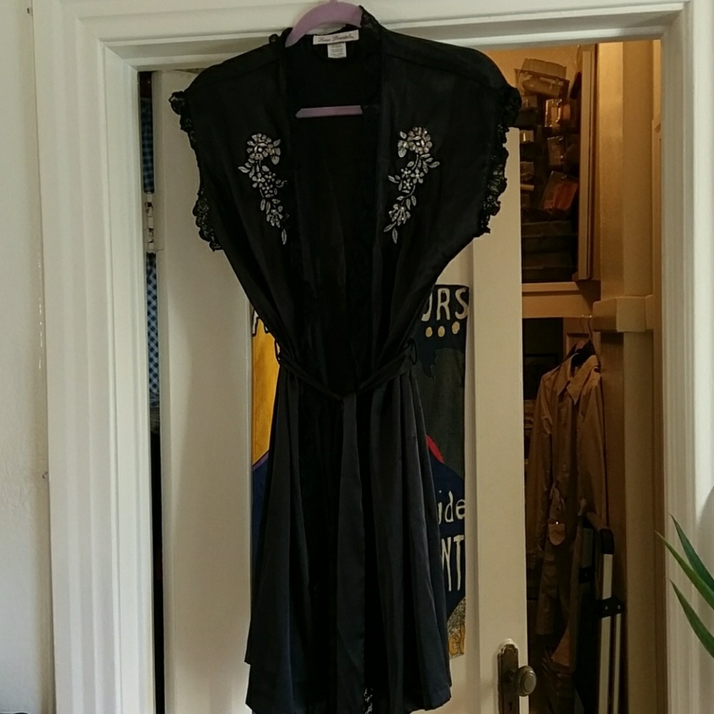 Linea Donatella ruffled sleeveless robe