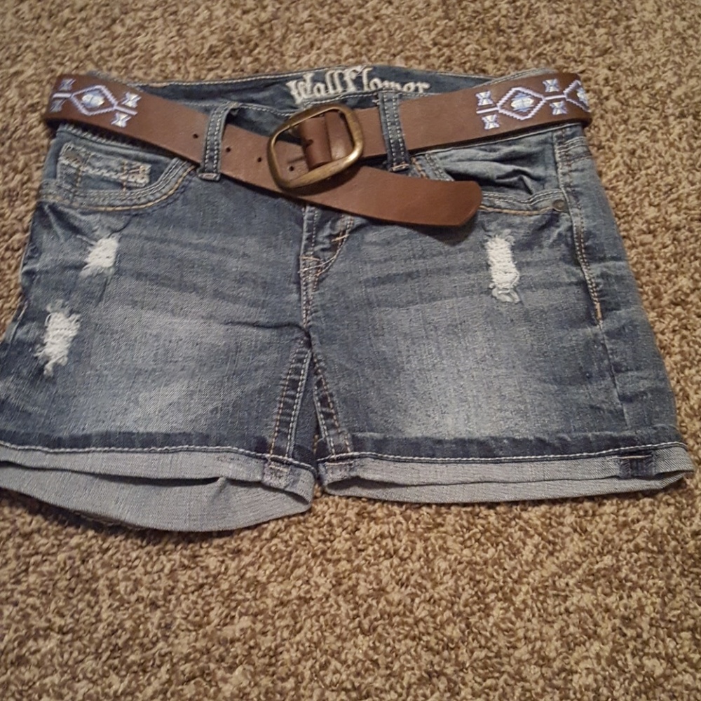 Shorts with belt