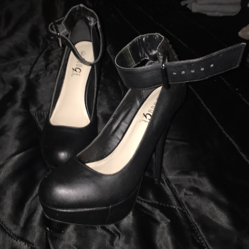 Rouge high heels. Size 6