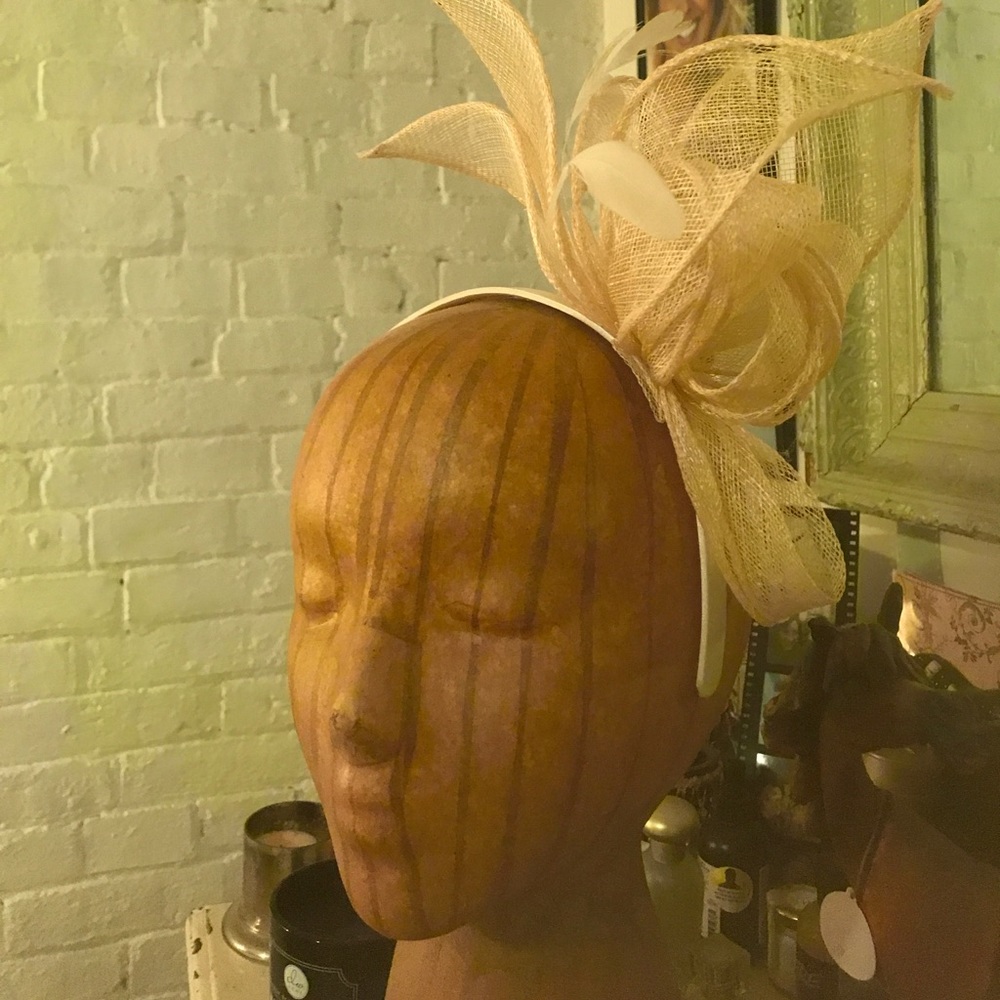 Pretty fascinator prefect for wedding/the races🥂