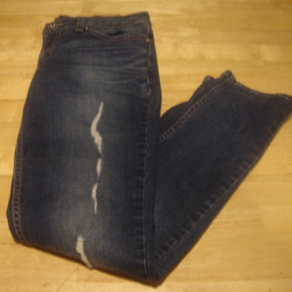 NWOT / LEVIS 524 SUPERLOW distressed jeans