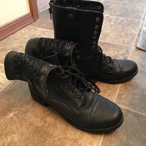 Maurice’s black lace & zip up combat boots size 7