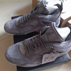 Air Jordan 4 Retro x KAWS